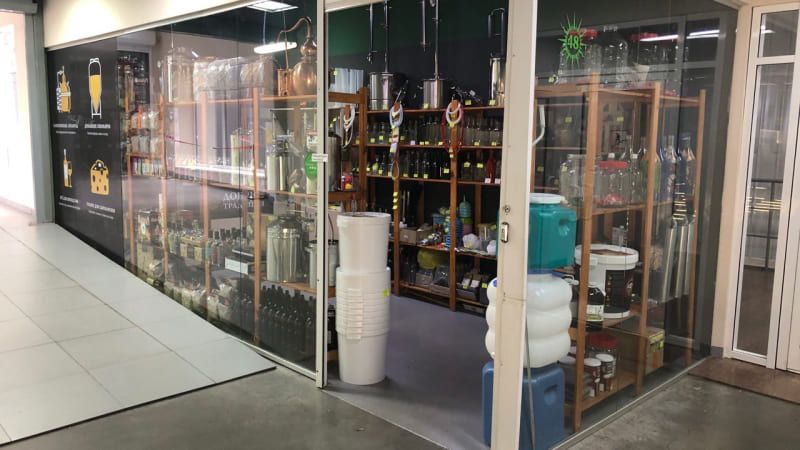 Магазин в ТЦ «Версаль» (снаружи).jpg